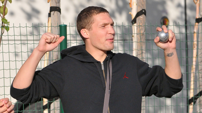 Jānis Strēlnieks sola būt labs komandas kapteinis kā laukumā, tā arī ārpus tā
foto:bkventspils.lv