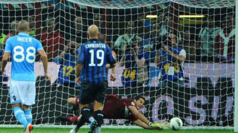 "Inter" vārstargs Julio Sēzars atvaira Mareka Hamsika izpildīto 11m soda sitienu
Foto: AFP/Scanpix
