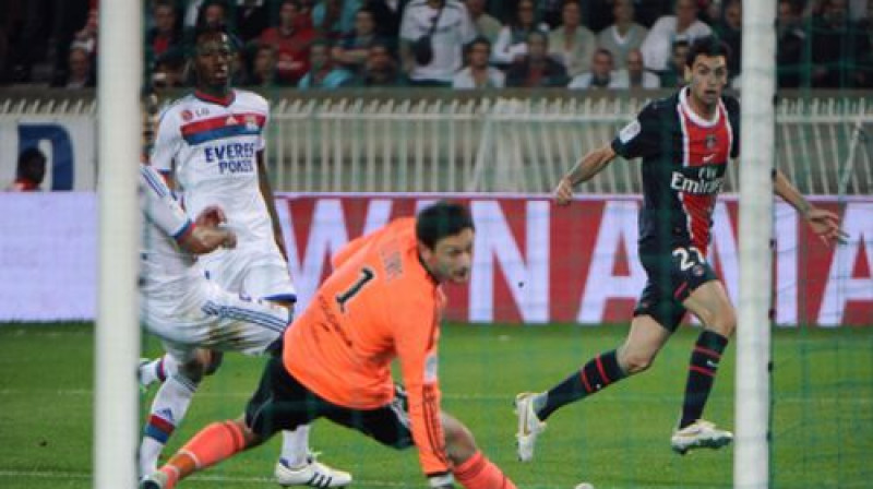 Havjers Pastore (nr.27) pārspēj Igo Lorisu
Foto: AFP/Scanpix