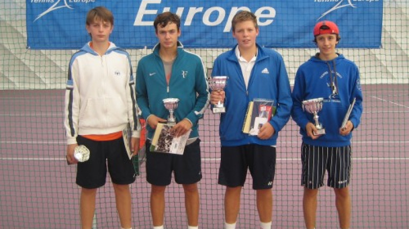 Puišu U16 dubultspēļu finālisti. Mikus Losbergs otrais no labās