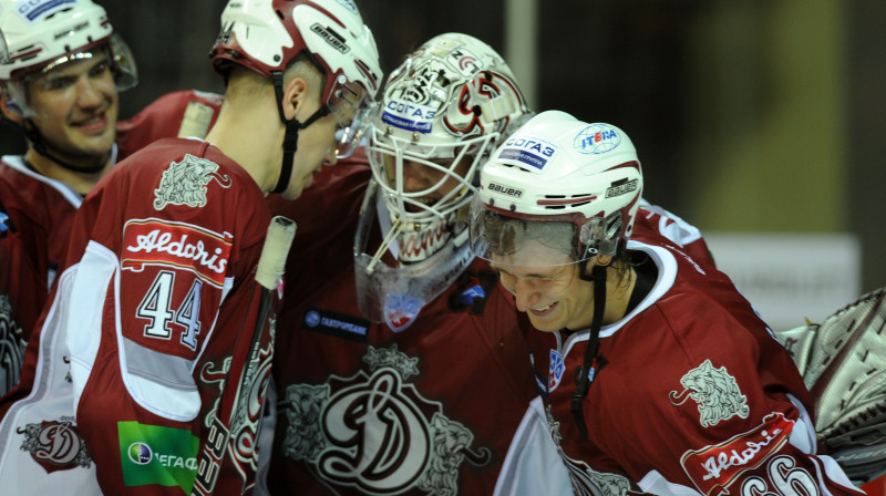 Krisam Holtam par sniegumu pateicas ne vien komandas biedri, bet arī līdzjutēji 
Foto: Romāns Kokšarovs, Sporta Avīze, f64