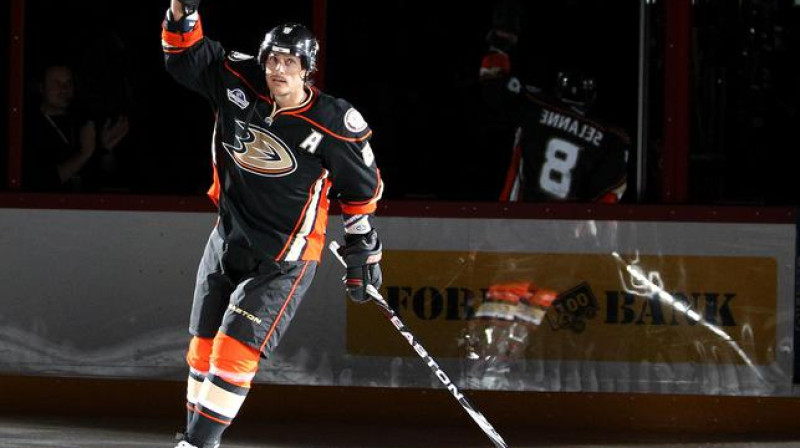 Pirms spēles īpaši silti tika sveikts vietējais varonis - Tēmu Selanne 
Foto: ducks.nhl.com