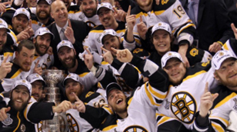 Bostonas "Bruins" sāk svinības pēc Stenlija kausa izcīnīšanas.
Foto: AP/Scanpix