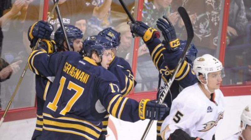 ''Sabres'' atzīmē Tomasa Vaneka vārtu guvumu
Foto: AP/Scanpix