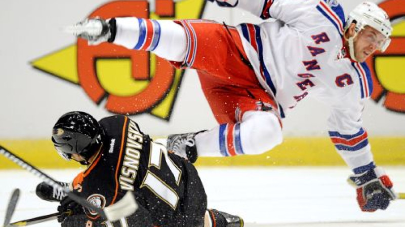 "Ducks" - "Rangers" spēles epizode
Foto: AP/Scanpix