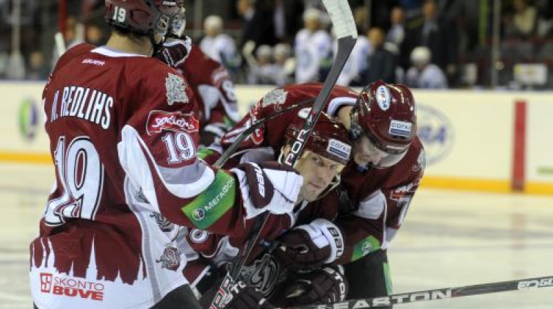 Sandis Ozoliņš komandas biedru ielenkumā
Foto: Romāns Kokšarovs, Sporta Avīze, f64