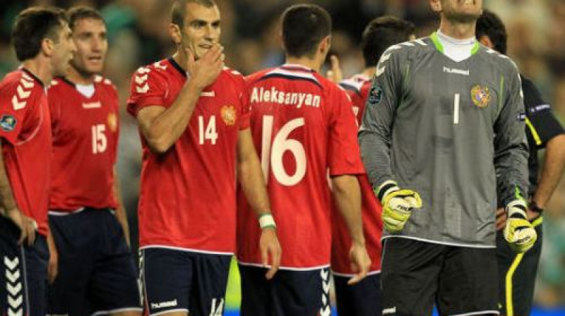 Armēņu vārtsargs Romāns Berezovskis pēc sarkanās kartītes ieraudzīšanas...
Foto: AFP/Scanpix