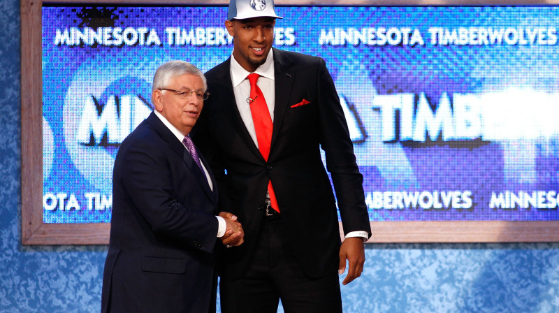 Deriks Viljamss drafta ceremonijas laikā sarokojas ar NBA komisāru Deividu Sternu 
Foto: AFP/Scanpix