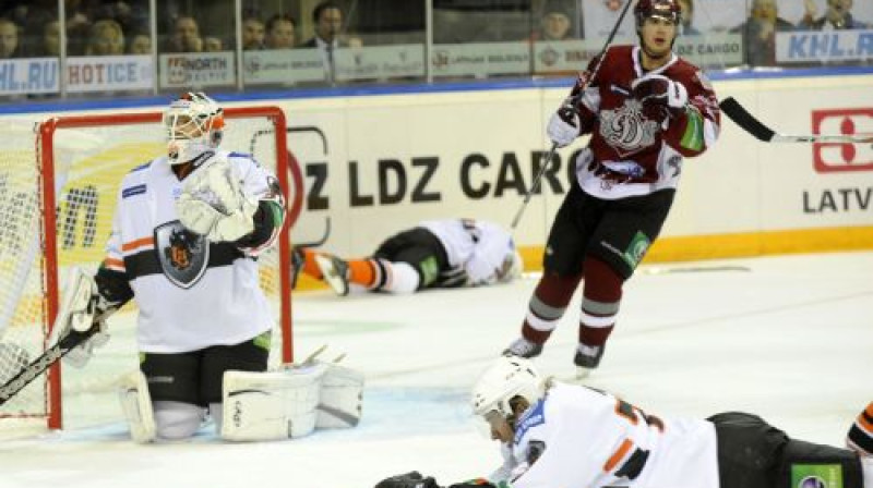 Miķelis Rēdlihs turpina dzīt izmisumā pretinieku aizsardzību
Foto: Romāns Kokšarovs, Sporta Avīze, f64
