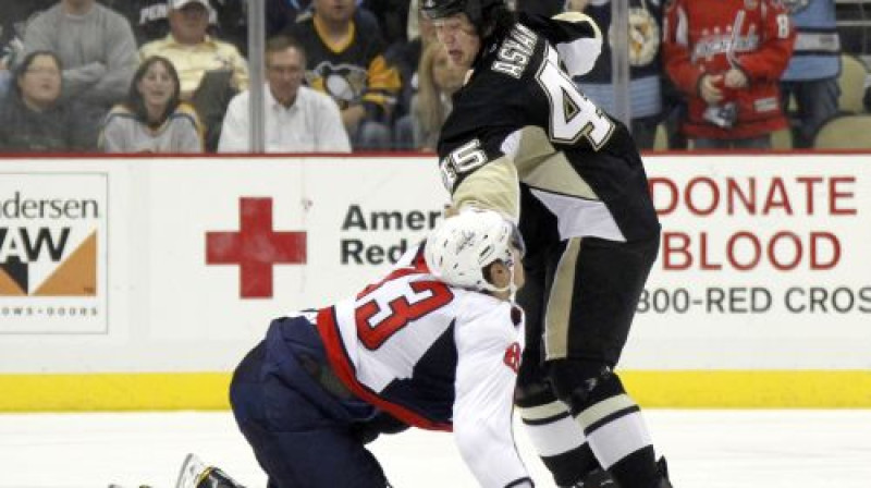 Ārons Ešams pārmāca Džeju Bīglu
Foto: AFP/Scanpix