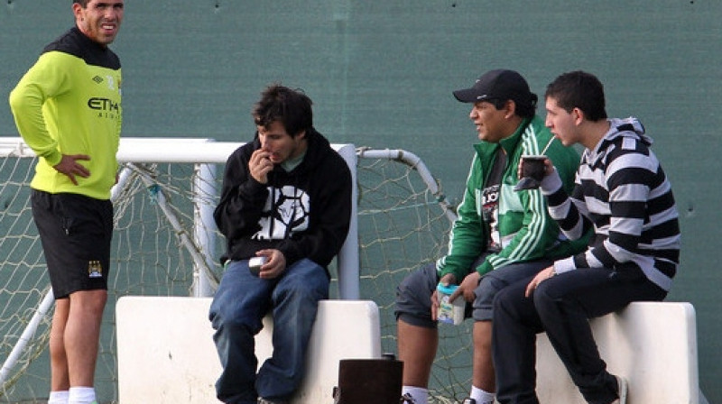 Karloss Tevess ar saviem pavadoņiem
Foto: EMPICS Sport/Scanpix