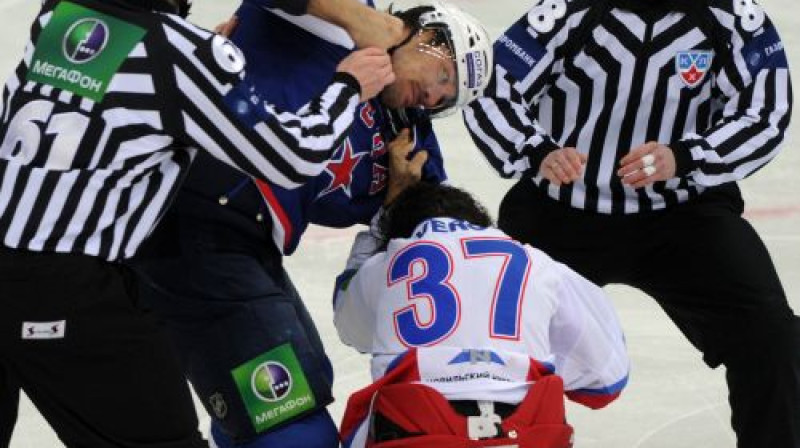 Jevgēņijs Artjuhins sit Dārsiju Vero
Foto: ITAR-TASS/Scanpix