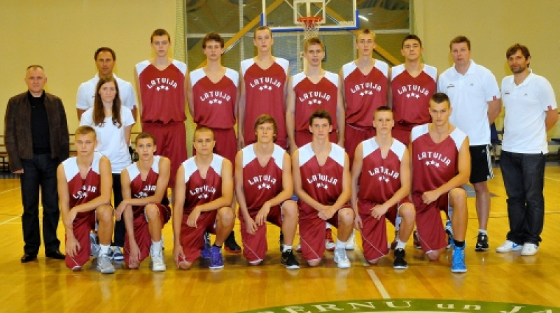 Latvijas U18 izlases kandidāti pirms pirmā treniņa.
Foto: Romualds Vambuts