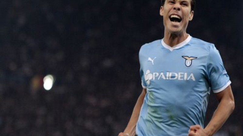 ''Lazio'' futbolists Ernanešs, realizējot 11metru soda sitienu, kaldināja savas vienības uzvaru Romas derbijā.
Foto: AP/Scanpix