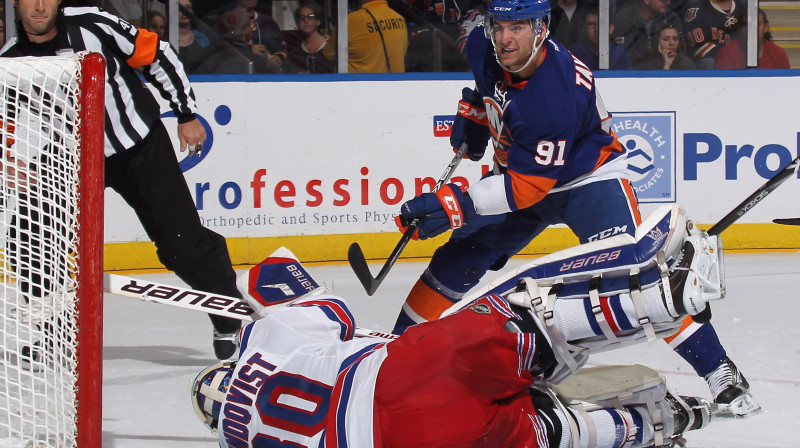 Džons Tavaress mēģina pārspēt Henriku Lundkvistu
Foto: AFP/Scanpix