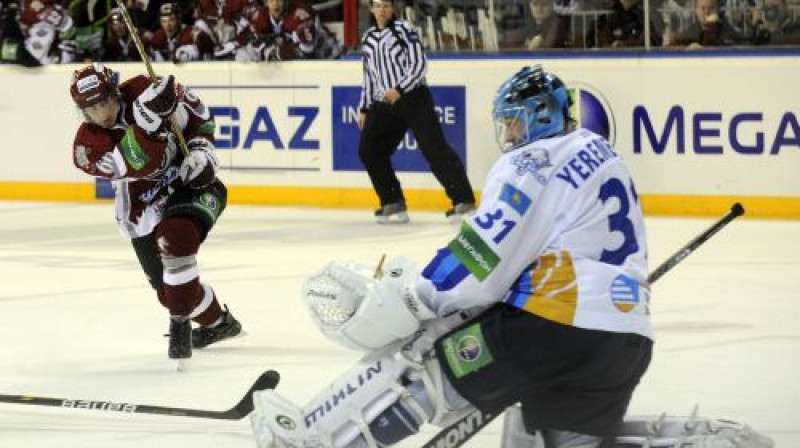 Iemet, kurš met. Ainārs Podziņš.
Foto: Romāns Kokšarovs, Sporta Avīze, f64