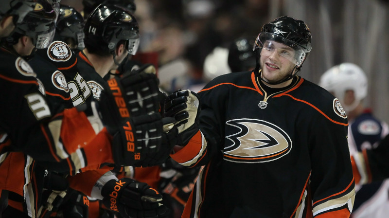 Bobijs Raiens saņem komandas biedru apsveikumus par gūtajiem vārtiem 
Foto: AFP/Scanpix