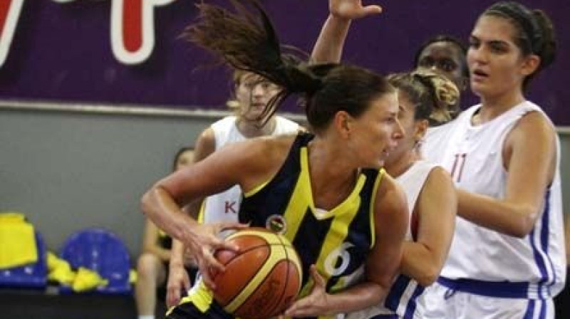 Zane Tamane spēlē ar Polkovici 18 minūtēs guva 6 punktus un izcīnīja 11 atlēkušās bumbas
Foto: www.fenerbahce.org