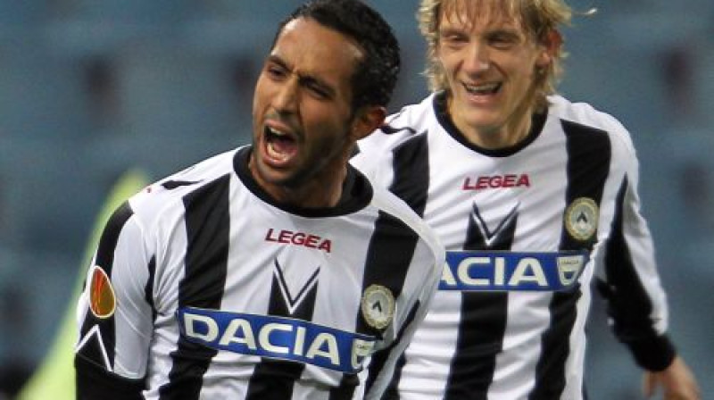 "Udinese" uzvaras vārtu autors Medi Benatija (pa kreisi)
Foto: AP/Scanpix