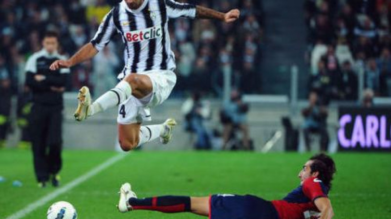 Juventus - Genoa spēles epizode. M.Vučiničs cīņā ar E.Moretti.
Foto: AFP/Scanpix