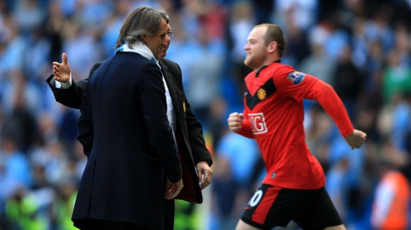 Veins Rūnijs skrien garām Aleksam Fergusonam un Roberto Mančīni
Foto: EMPICS Sport/Scanpix