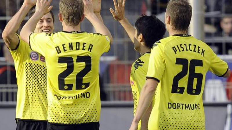 Dortmundes "Borussia" futbolisti priecājas pa vārtu guvumu
Foto: AP/Scanpix
