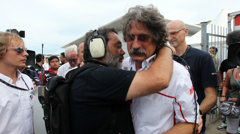 Marko Simončelli tēvs Paolo Simončelli saņem citu mierinājumus un atbalstu blakus slimnīcai, kurā mira viņa dēls
Foto: AFP/Scanpix
