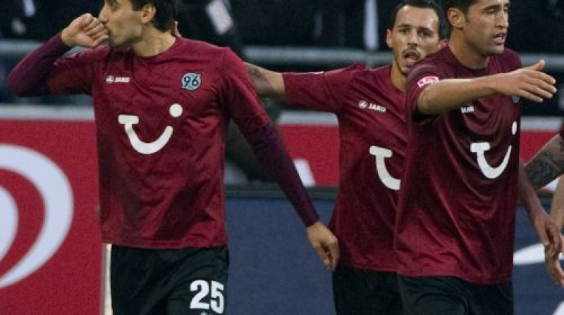 Muhameds Abdelaue (pa kreisi) atklāja rezultātu
Foto: AFP/Scanpix