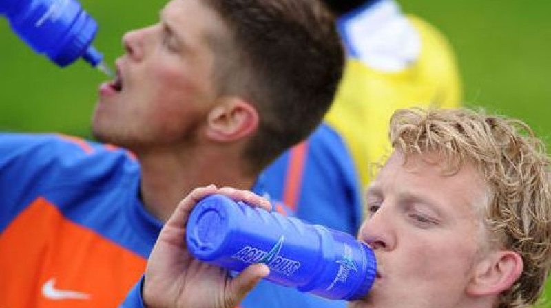 Divi no Nīderlandes izlases līderiem - Klāss Jans Huntelārs (spēlē Vācijas Bundeslīgā) un Dirks Kauts (spēlē Anglijas Premjerlīgā)
Foto: AFP/Scanpix