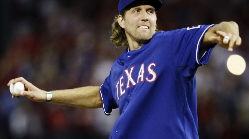 Dirks Novickis izdara pirmo metienu Teksasas "Rangers" beisbola spēlē 
Foto: AP/Scanpix