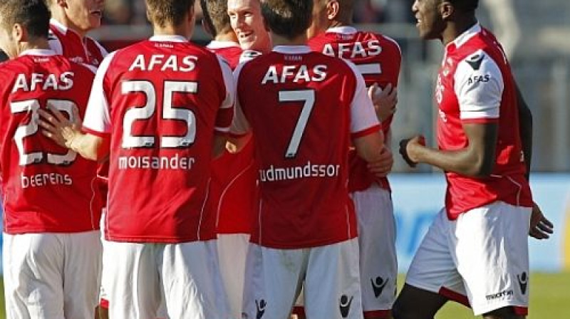 "AZ Alkmaar" futbolisti priecājas par vārtu guvumu
Foto: fcupdate.nl