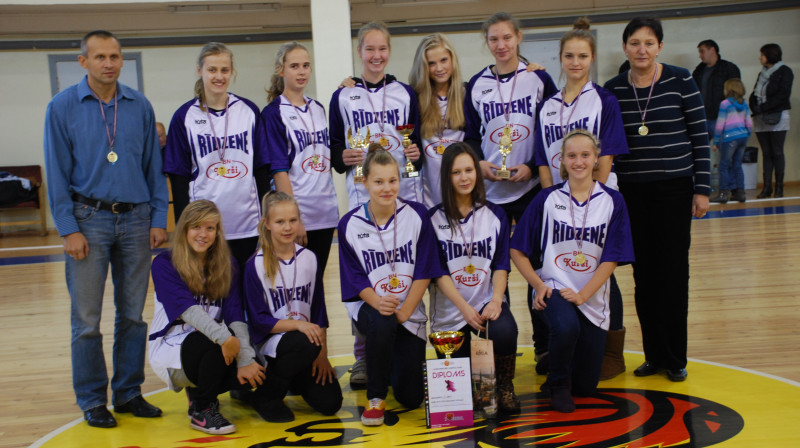 "Rīdzenes" U15 komanda kopā ar treneriem Lilitu Bergvaldi un Aināru Čuksti
Foto: "Rīdzene"