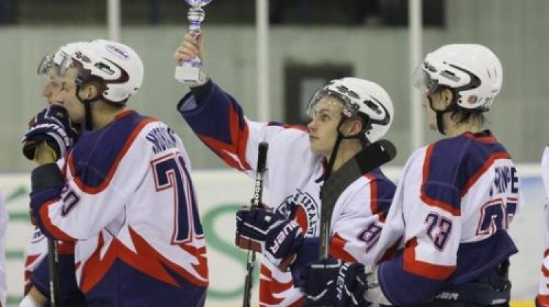 Liepājnieki ar iegūto kausu
Foto: IIHF