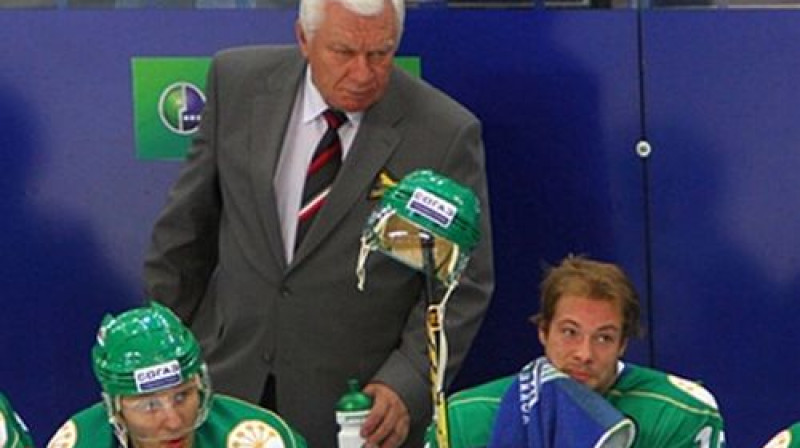 Roberts Nīlsons (no labās) kritis Sergeja Mihaļova nežēlastībā
Foto: hcsalavat.ru