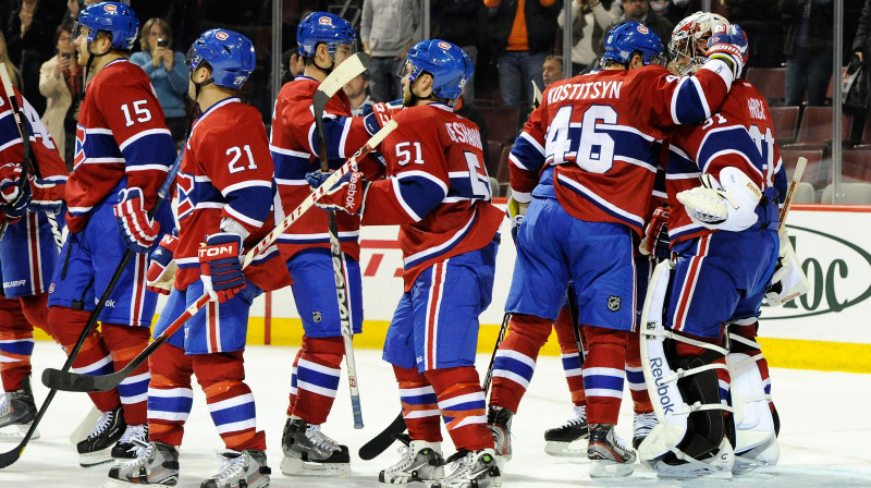 "Canadiens" spēlētāji sveic vārtsargu Kariju Praisu
 ar 100. uzvaru. Foto: AFP/Scanpix