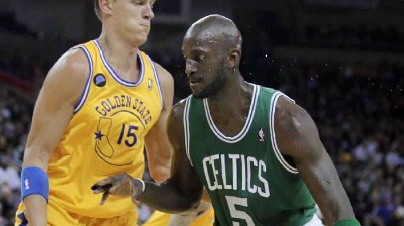 Biedriņš jau pieradis spēlēt dzeltenās un zilās formās...
Foto: AP/Scanpix