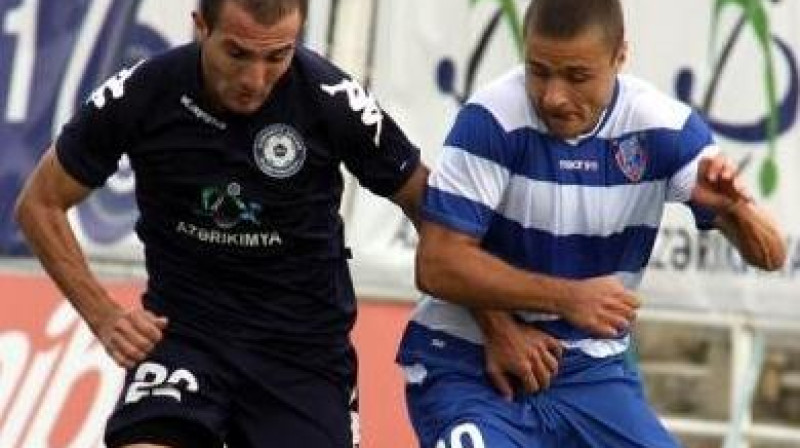 Māris Verpakovskis cīņā ar pretinieku
Foto: azerisport.com