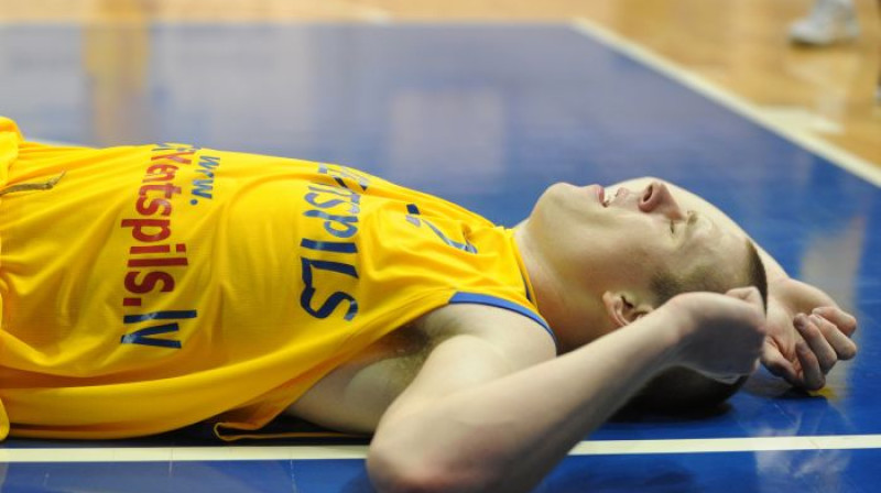 Uz dēļiem var nonākt katrs, taču jautājums - kā tas notiek
Foto: Romāns Kokšarovs, Sporta Avīze