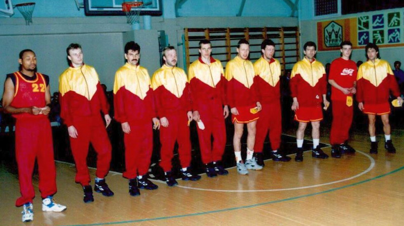 BK "Ventspils" pagājušā gadsimta 90.gadu vidū leģendārajā 6. vidusskolas sporta zālē. 
Foto: BK "Ventspils" arhīvs