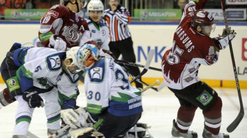 Miķelis Rēdlihs "Yugra" hokejistu ielenkumā
Foto: Romāns Kokšarovs, Sporta Avīze, f64