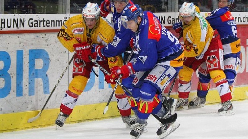 Ronalds Ķēniņš cīņā par ripu
Foto: www.zsclions.ch
