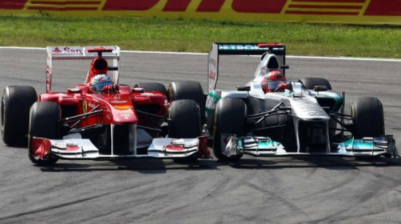 Mihaels Šūmahers (pa labi) cīnās ar Fernando Alonso 
Foto: Digitale/Scanpix