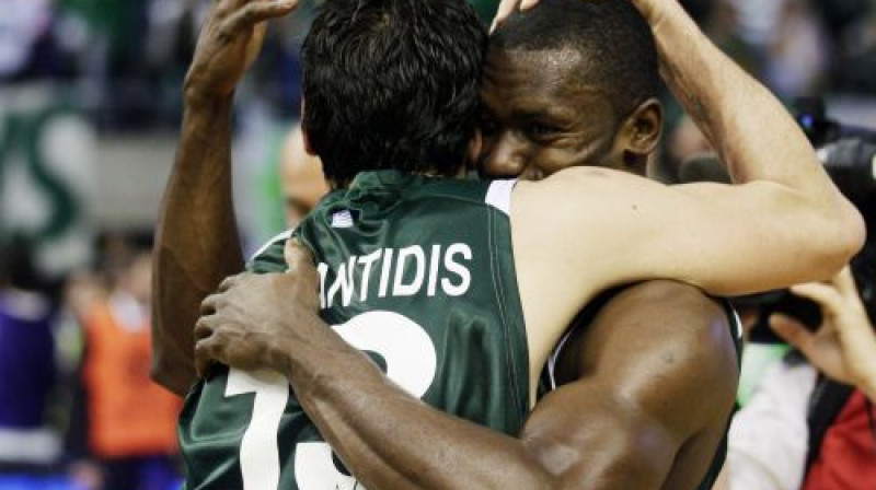 Dimitris Diamantidis un Romēns Sato priecīgi par uzvaru
Foto: Reuters/Scanpix