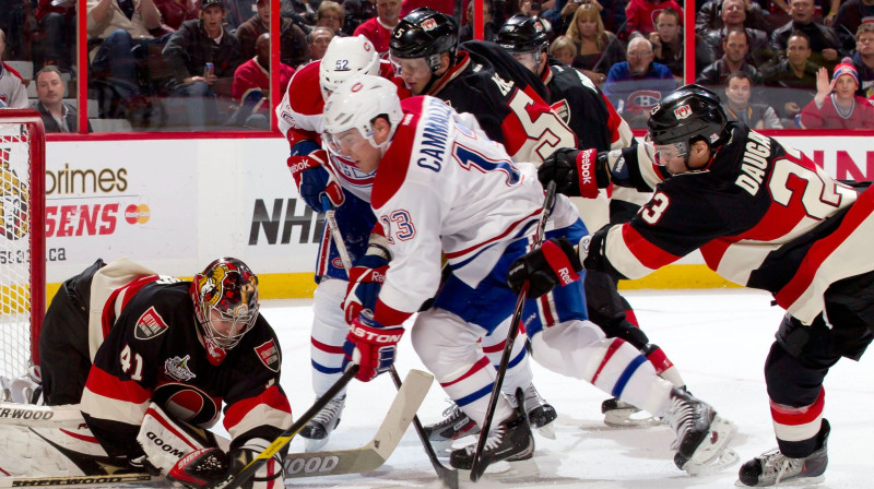 Kaspars Daugaviņš (no labās) savu vārtu priekšā
Foto: AFP/Scanpix