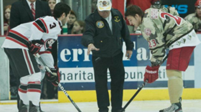 Zemgus Girgensons (pa labi) simboliskā iemetiena izdarīšanas brīdī.
Foto: dubuquefightingsaints.com