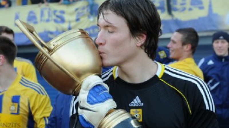 Aleksandrs Vlasovs ar čempionu kausu
Foto: Romāns Kokšarovs, Sporta Avīze/F64 Photo Agency