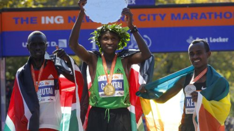 Top 3 vīriešu konkurencē. No kreisās: Emanuels Mutai, Džefrijs Mutai un Cegajs Kebede
Foto: Reuters/Scanpix