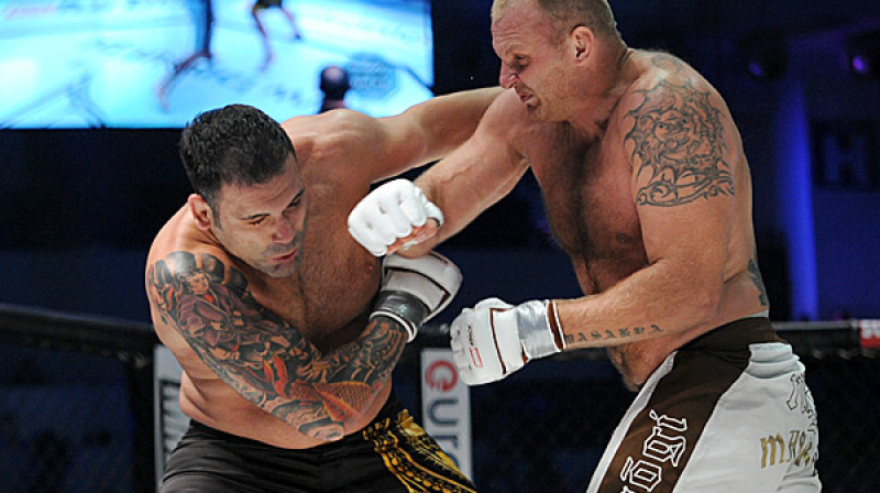Riko Rodrigezs (pa kreisi) aizsargājas no Mihala Kitas sitieniem
Foto: sherdog.com