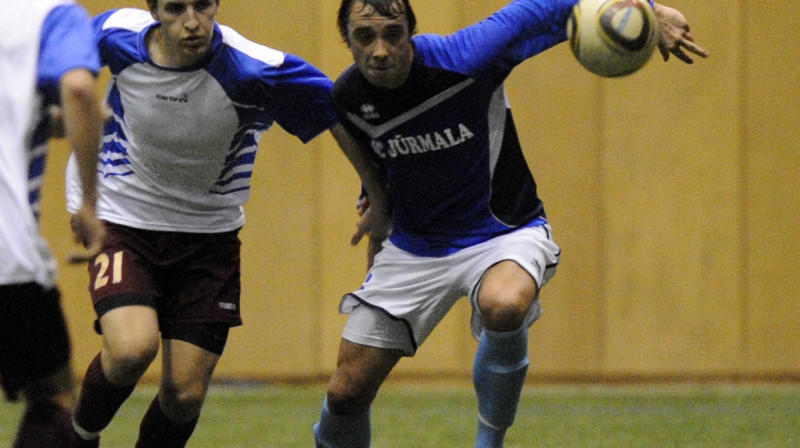 Futbola halles atbildīgiem mačiem nav īsta vieta. Spēlējot "istabā", zūd futbola atmosfēra un šarms. Foto: Romāns Kokšarovs, "Sporta Avīze"