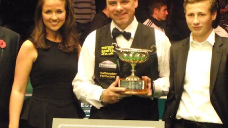 Darens Morgans ar izcīnīto trofeju 
Foto: World Snooker